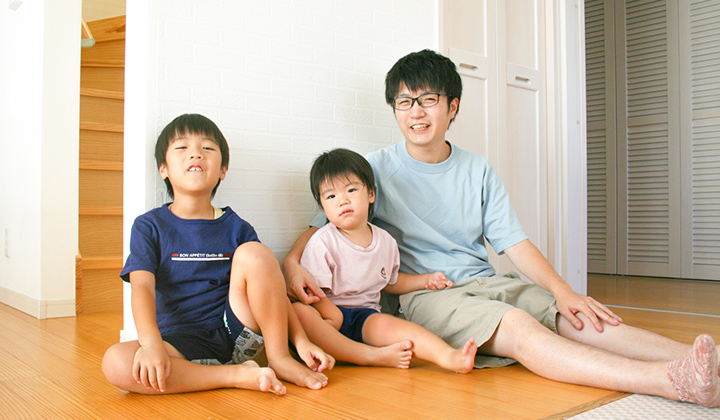 画像：土橋さんと二人のお子さん