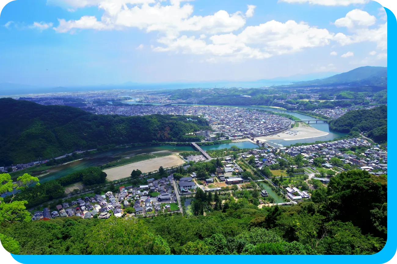 写真：上から見た山や街