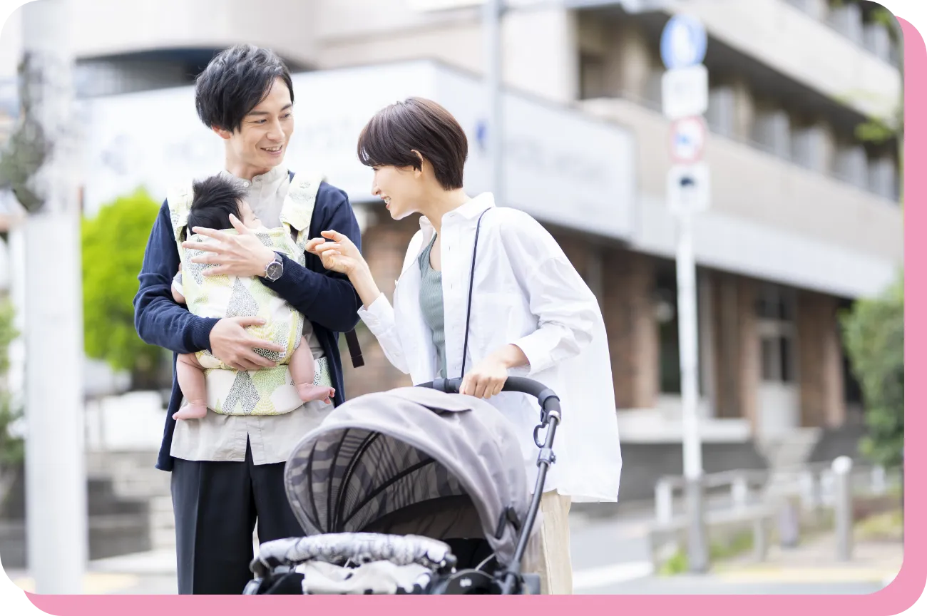 写真：夫婦が並んで夫が赤ちゃんを抱えている