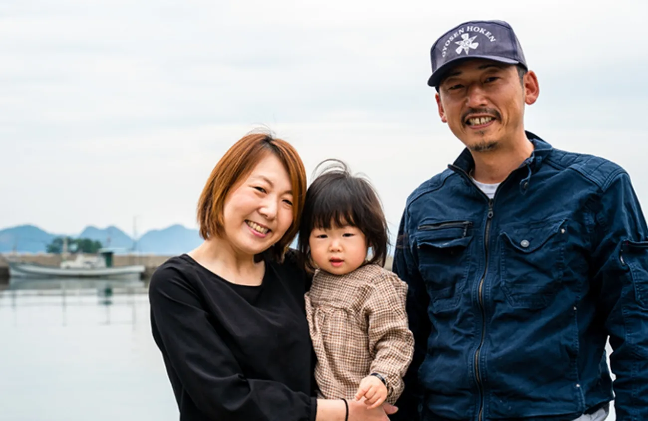 写真：香月大輔さんと弓希子さんとそのお子さん